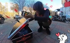 女人迈开腿让男生吃草莓